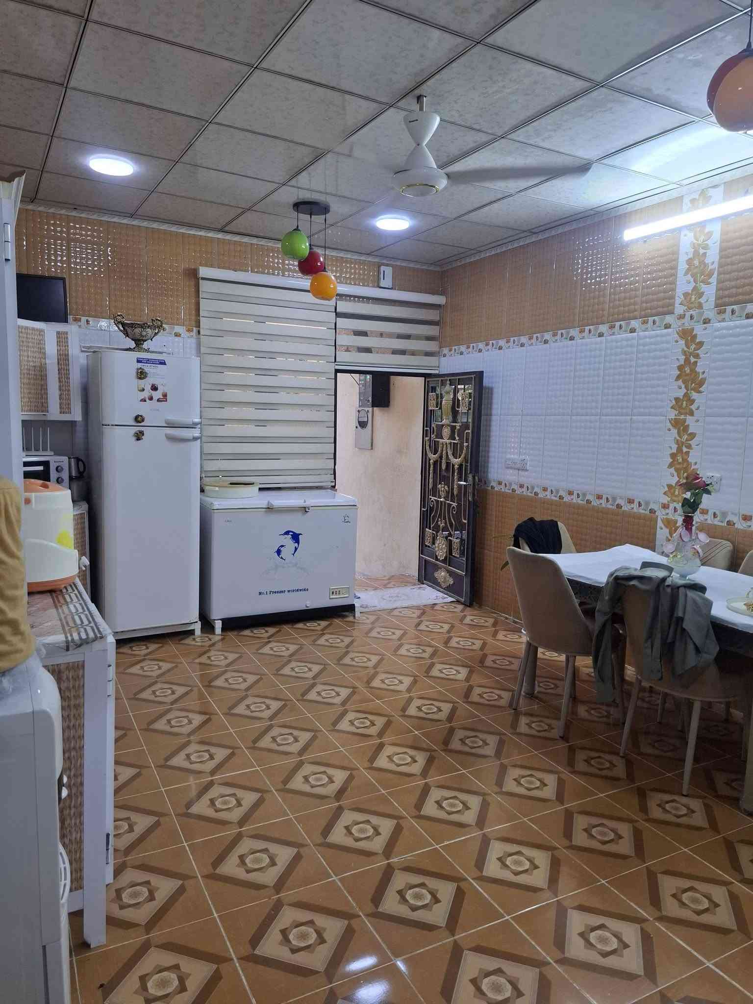 السلام عليكم بيت للبيع في ملاعزيز مساحته ١٦٠ متر بدايه ملاعزيز اول فرغ طابقين فول مواصفات الطابق الاول يتكون من غرفه نوم واستقبال وهول داخلي مطبخ بارد ومطبخ حار والطابق الثاني يتكون من غرفتين سعره 43 وبي مجال للاستفسار اكثر الاتصال بالرقم  ***********
