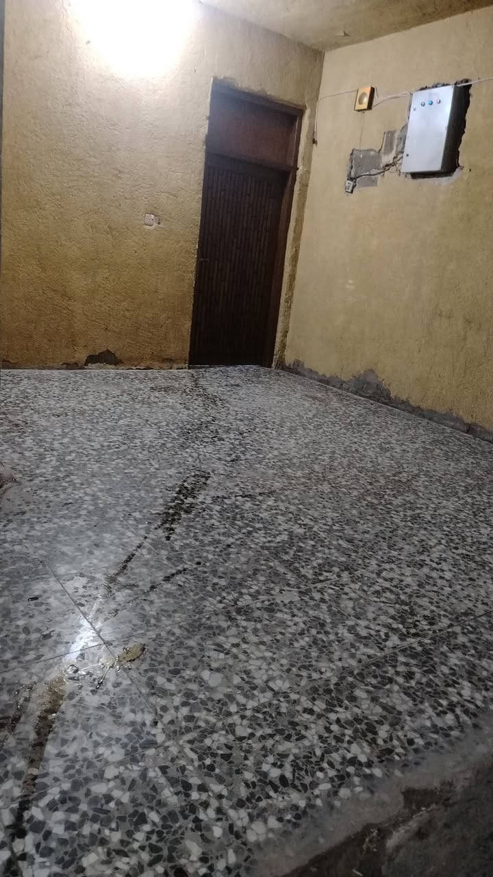 السلام عليكم

 اخواني عندي بيت للايجار
متكون من ثلاث غرف كبار وكراج  بالاضافه الى حديقه  تقريبا٣٠٠ متر  البيت بناء حديث   طابق ارضي ركن على شارعين  ايجار فقط
المكان الشعلة / قطاع السادس / مقابل ملعب العاصفة
التواصل معي ع هذه الرقم  ***********
