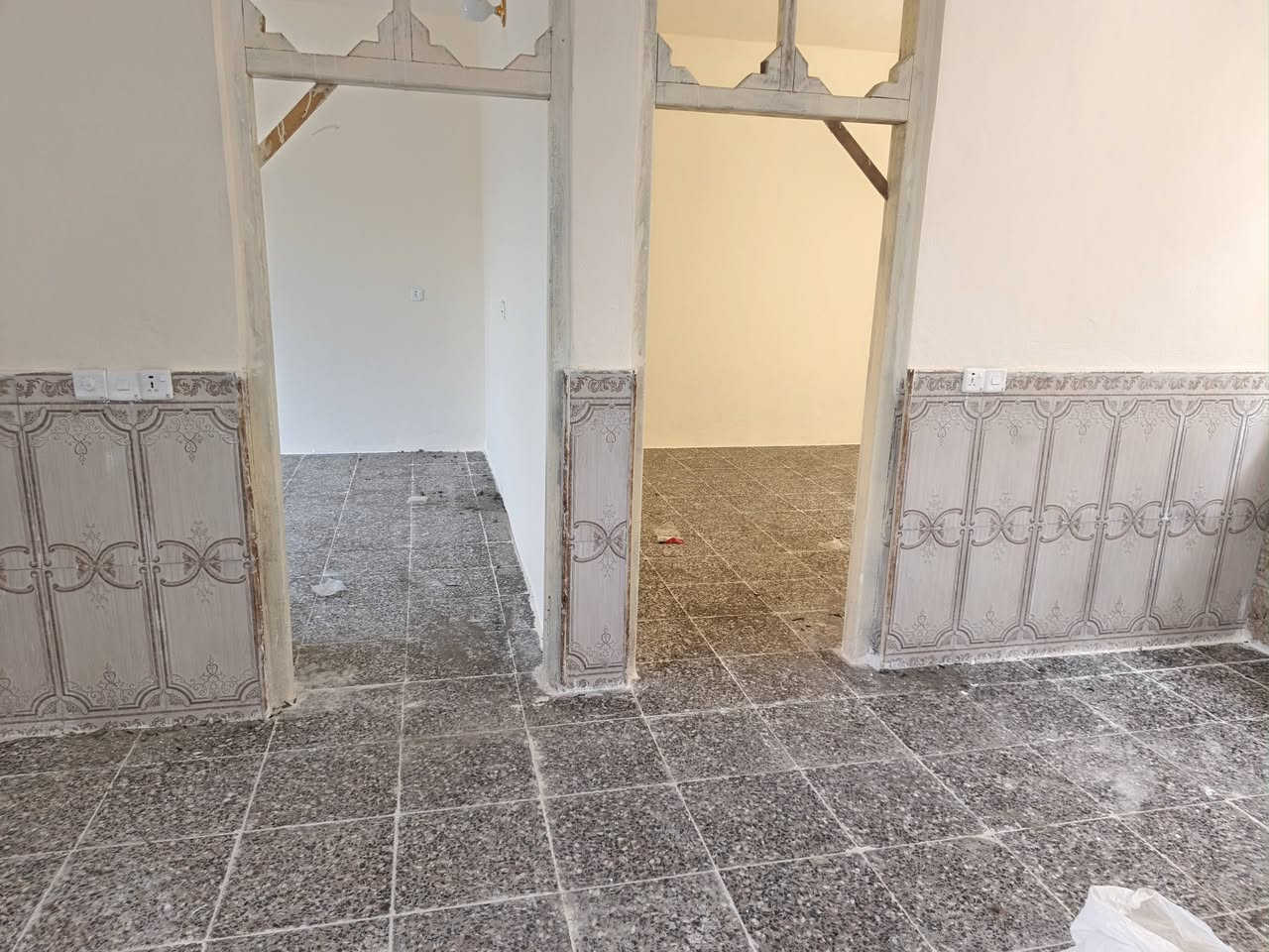 عندي بيت للبيع او ايجار مساحه ١٢٠ مربع جديد محد ساكن بيه هسه طلعت العمال تانكي وسخان وماطور ماء كامل من كلشي تجي وتشوف البحث العلمي خدمات كامله تبليط ومجاري ***********
