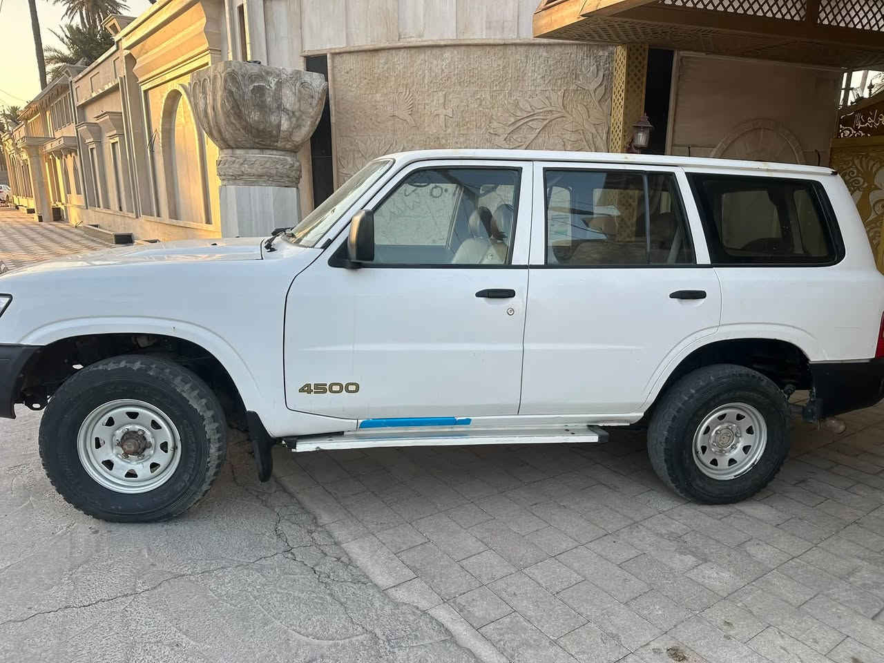 السلام عليكم
باترول سلك 
موديل 2002
لون ابيض 
رقم اربيل الجديد 
السيارة بيه قطعة وحدة صبغ الجامل الايمن 
كابريتر 4500
عليهة منضومة غاز 100 لتر 
كير عادي فور ويل شغال 
السعر 87
مكان السيارة بغداد 
***********
السيارة احلة من الصور
