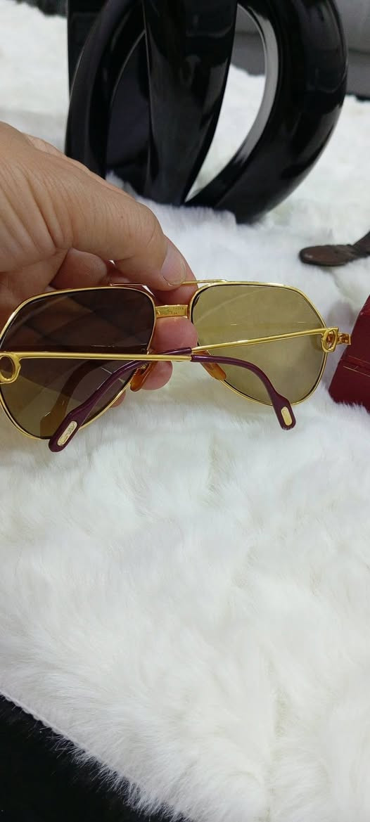 ***نادرة جدا جدا قطعة متحفية***
نظارة رؤساء

 ماركة كارتير  أصلية فرنسية

طراز: فاندوم اللاكيه

قياس: 56

عدسات: كريستال بخار

فلتر: uv400 لحماية العين من أشعة فوق البنفسجية 

انتاج ثمانينات

قطعة مخزونه، نضيفه جدا جدا ، كسر زيرو

للاستفسار: واتس اب ***********
