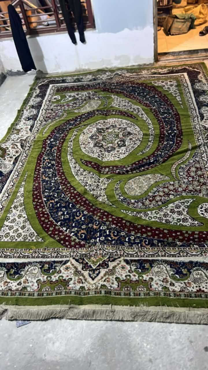 السلام عليكم غراض نضيفه جدا
الزوالي 2 على 40 الف 
برده الخضره على 20
البرده الثانيه على 70
المكان بغداد منطقه الباويه 
للاستفسار الاتصال على الرقم *********** واتساب 
مندوبه سجى

نص مكتوب في الصور:
- علاء مروان
- پرده مخمل