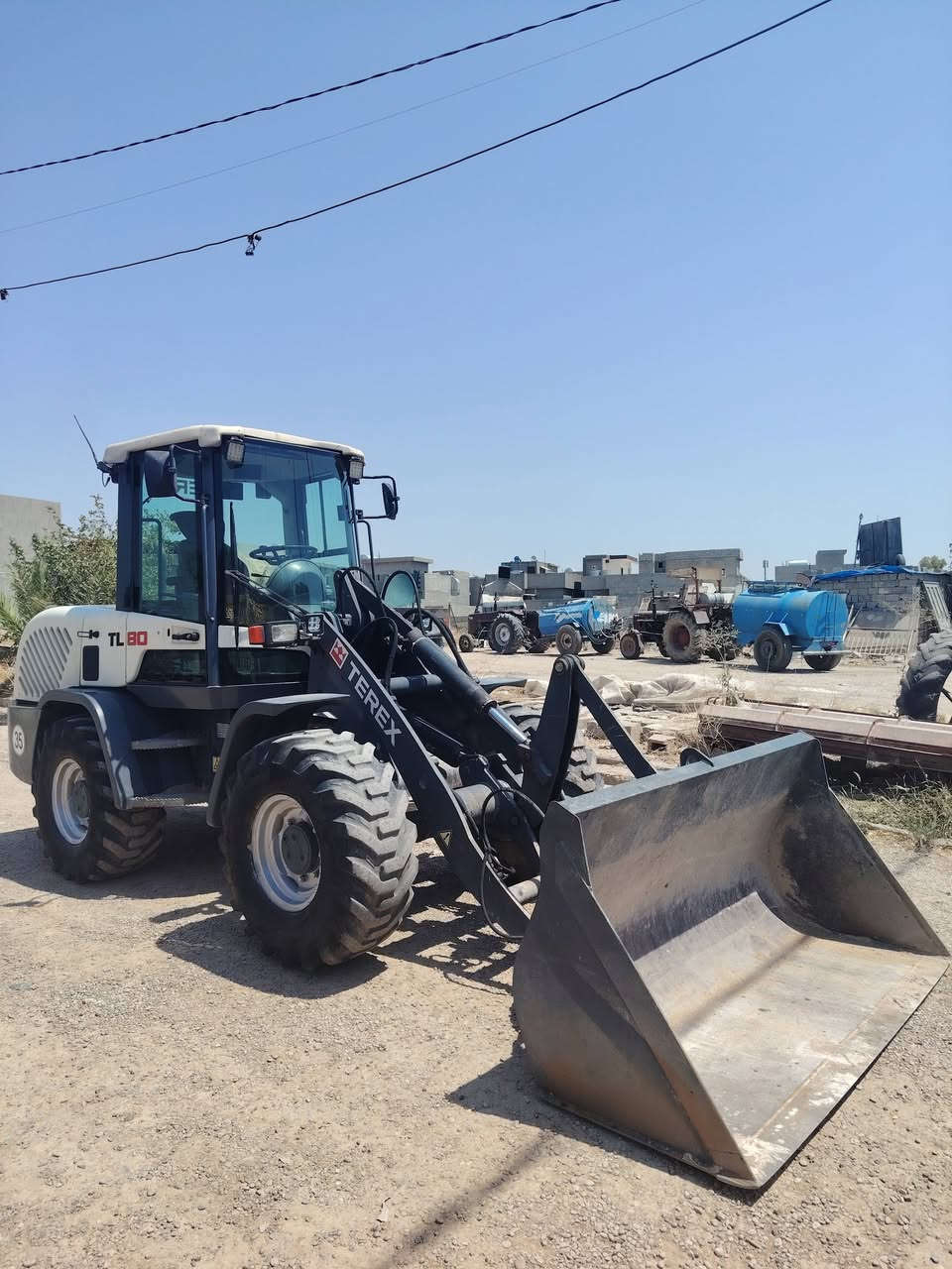TEREX/للبيع 
2011 موديل 
تبريد بلادي 
اكسل كبير 3 طگات 
مشتغل 7600 ساعة
طخم تاير جديد 
مكان كركوك سعر 290 $
مع المجال رقم سليمانيه 
حصة گاز
***********
