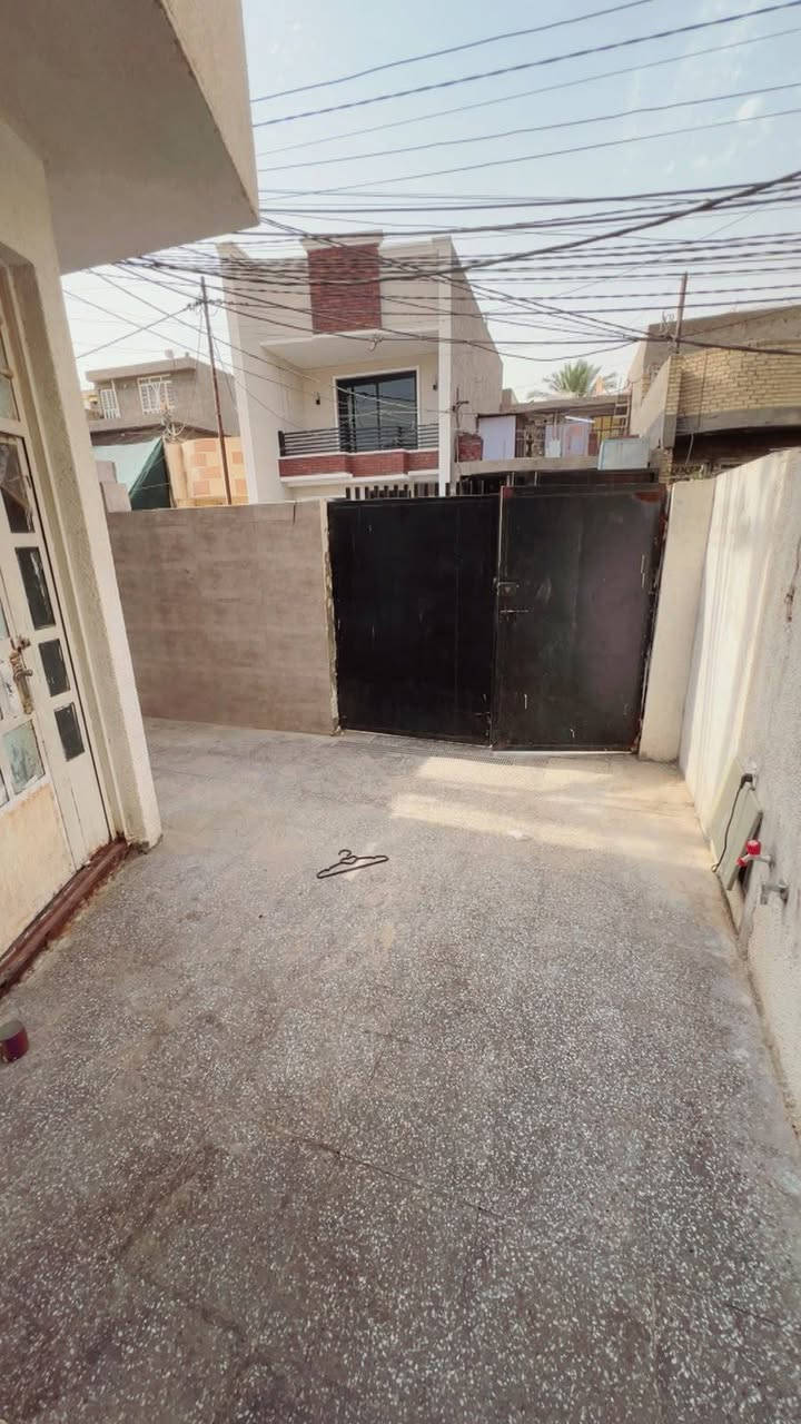 توفر دار للأيجار طابق واحد مستقل ونضيف يحتوي على طرمة استقبال ومطبخ وصاله غرفة نوم وصحيات وبيتونة كبيرة (أيجارة 400) العنوان نهاية الأربع شوارع قرب جامع الكيلاني بشارع مخبز جنات الغدير للأستفسار *********** يوجد واتساب
