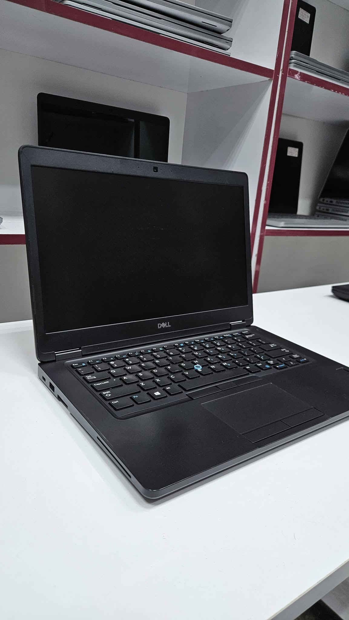 Dell Latitude 5490 • كور i5 جيل ٨ • MX130 ٢GB