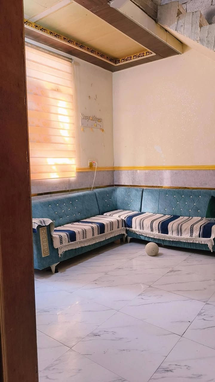 بيت للبيع 75 متر بي استقبال وغرفة نوم وصالة ومطبخ صحيات
داخلي وخارجي طابق ثاني كامل للنص خدمات كلهه موجودة سند 25 مكانة الرشدية سايدين تبليط الجديد  ملعب هادي السعر 40
للتواصل ***********
