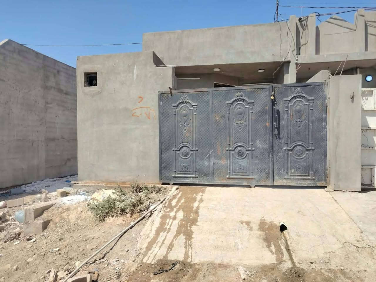 السلام عليكم بيت للبيع الحي العسكري الزراعي شارع ماركت البركة اخر فرع المساحة 100 متر كامل فول سيراميك ولبخ و كامل ما ناقصه اي شي  بناء السنه فقط البيتونة مو كامله ب22 مليون وبيه مجال قليل مستعجل ع بيعته ورقمي ***********
