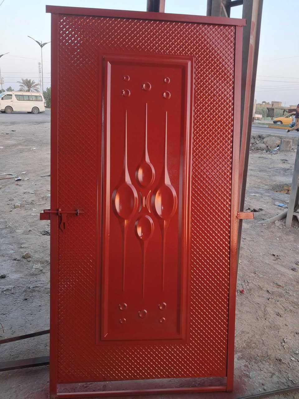 باب عرض متر وارتفاع مترين ينباع بالسوك ب٨٥الف رايده ب٧٥ مكان حي الجوادين***********
