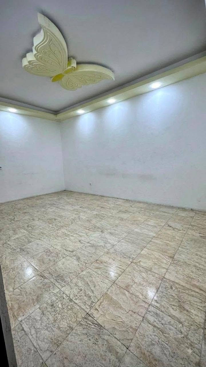 السلام عليكم ✋🏠
بيت للبيع الناصريه حي اور 
يتكون من طابقين كونكريت2️⃣  
الطابق لأول 1️⃣ استقبال🛋️  وغرفت نوم 🛏️ وصاله ومجموعة صحيات داخليه وخارجيه 🚻 وكلدور ومطبخ🧑‍🍳 🍴
الطابق الثاني 2️⃣ 
يتكون من ثلاث غرف نوم🛏️
وصاله ومجموعة صحيات داخليه وخارجيه 🚻 التواصل التصال على رقم *********** وتسابhttps://chat.whatsapp.com/CgF4j4SEF8eL8MxtcRHqut
