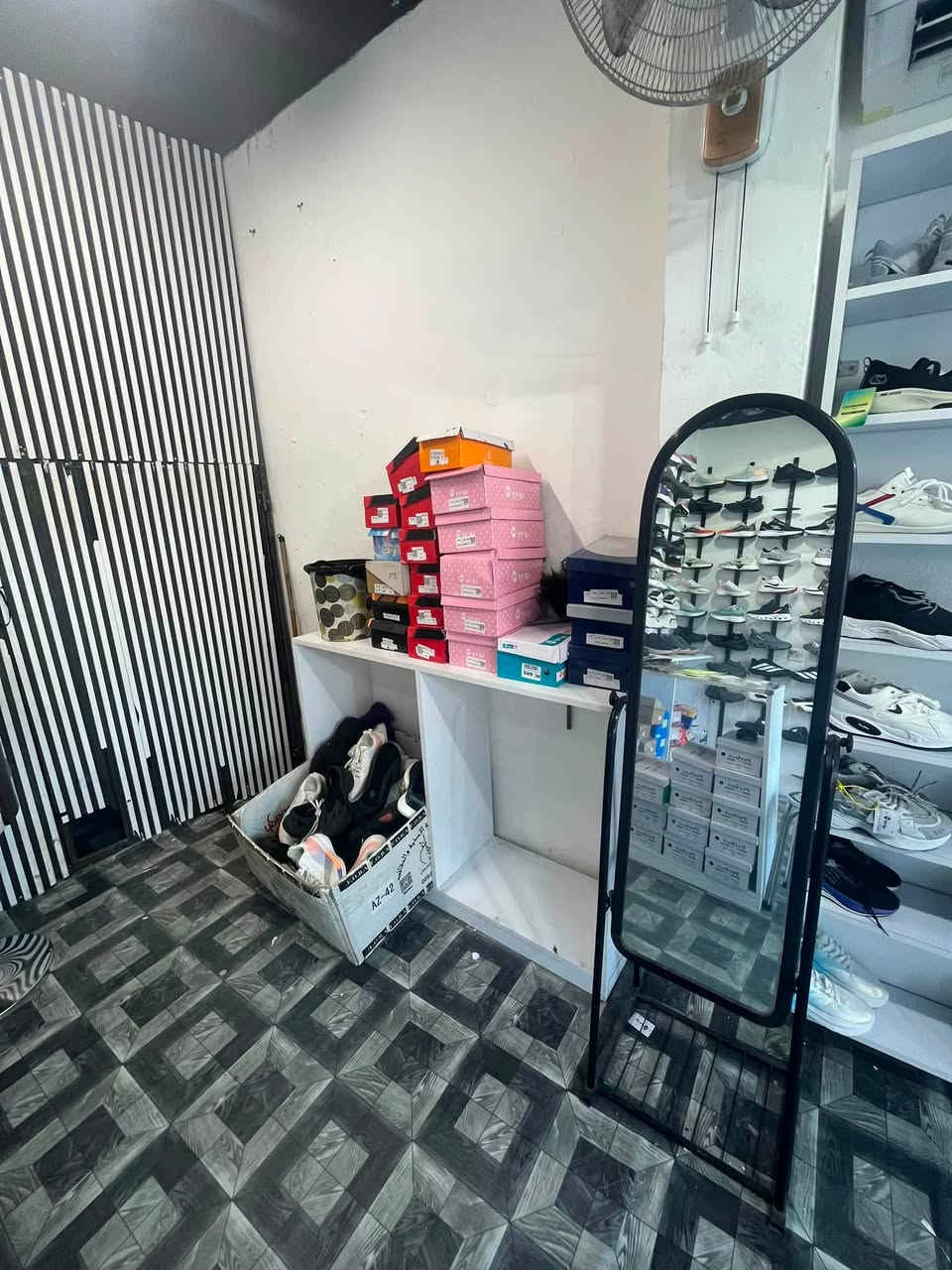 باترينات عرض ام دي أف للبيع استعمال قليل مع سجج وقواعد احذيه مكاني كربلاء سعر تواصل ***********
