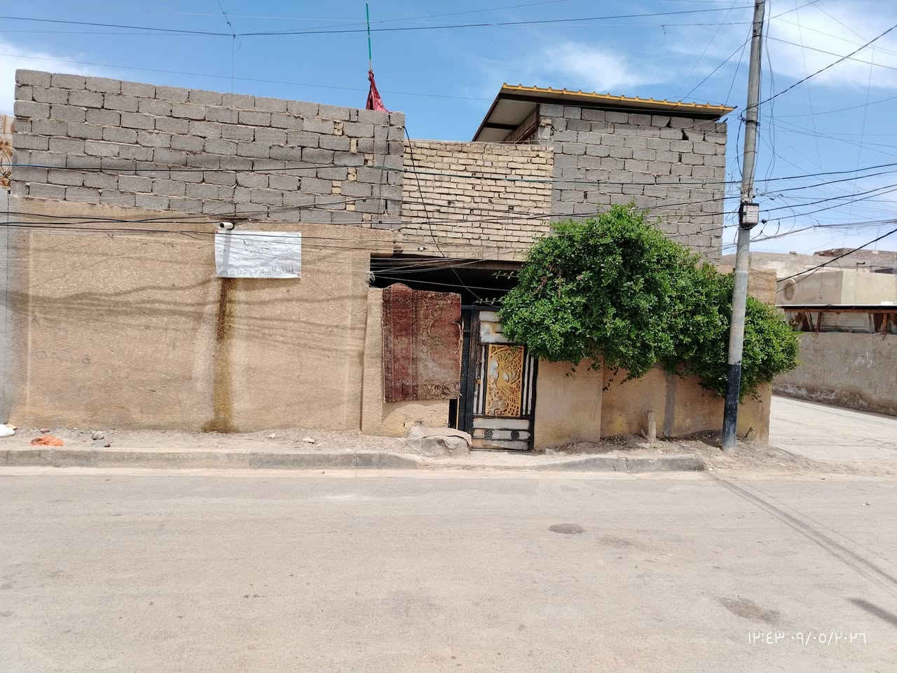 السلام عليكم
بيت للبيع 

المساحة:  105 م متر مريع 10.5 ×10

البناء : استقبال +  2 غرف نوم + مطبخ + حمام +Wc

بيتونه مع مخزن

السطح مطبك شتاكير  وجاهز

تكدر تفر البيت 5 ساف بلوك تبني 3 غرف فوك

البيت كان يم مؤجر وما معتني بي

يحتاج تصليح و صبغ وتطبيك كاشي أرضية

عنوانة سبع قصور شارع حزب الدعوة قرب حسينية المواجد

شراي تتصل او  تراسلني وات ساب

وبخدمتك  انطيك سعر وتفاصيل أو 

ادزلك تصوير أو تجي  تشوفة

بليعجبك
هاتف
***********

نص مكتوب في الصور:
- ١٢:٤٣ ٢٠٢٦/٠٥/٠٩