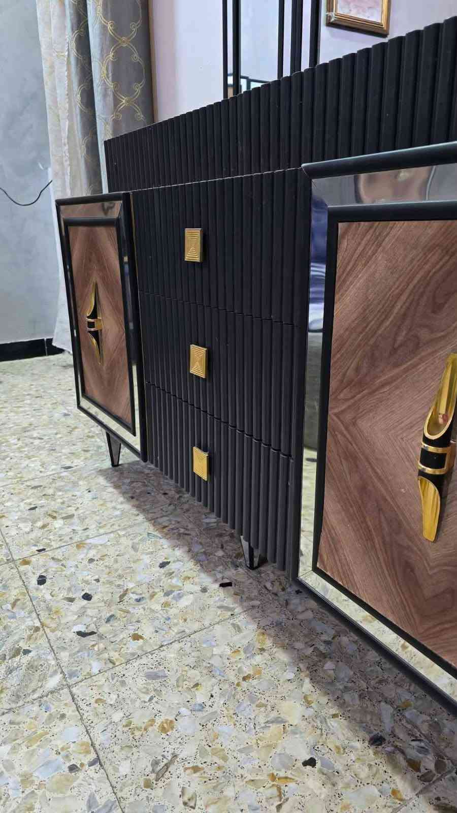 سلام عليكم غرفه تركي للبيع 9 قطع غرفه بدون ضرار مكان بغداد رقم تلفون ***********
