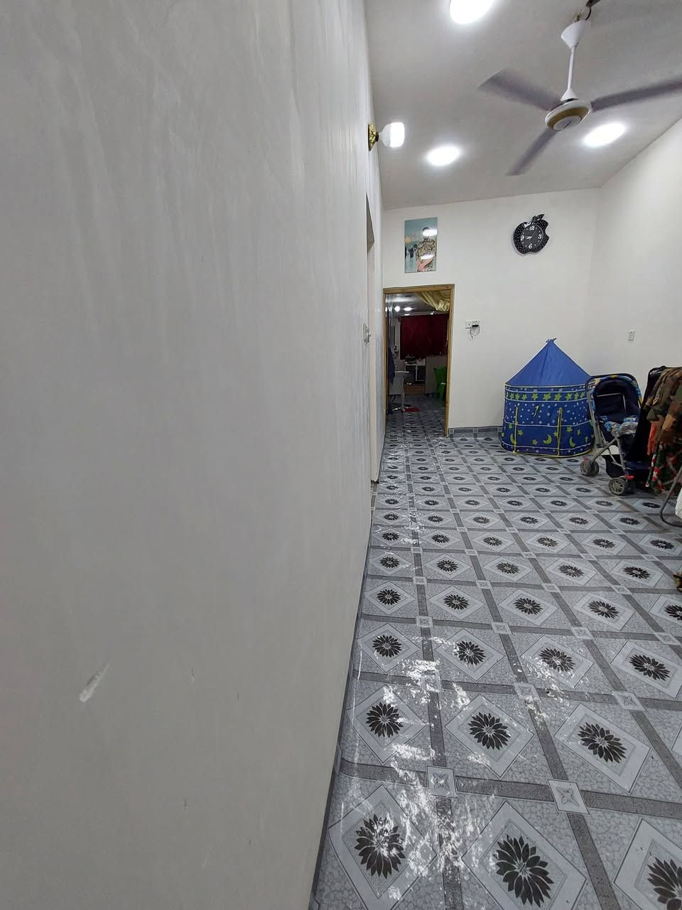 السلام عليكم ورحمة الله وبركاته
(دار تجاوز للبيع) 
يحتوي على :-
١- غرفة نوم عدد ٢
٢- مطبخ حار 
٣- مطبخ بارد + صالة
٤- مساحة درج 
٥- استقبال
٦- هول
٧- منور على طول البيت
٨- منور وسطي
٩- صحيات داخلية
١٠- صحيات خارجية
١١- طرمة
١٢- حديقة
١٣- بيتونة

مساحة البيت ٢٠٠ متر بناء حديث
السقف صب كونكريت 
سقف البيتونة سندويش
البيت مرقم وبي ورقة كهرباء
الموقع الامين الثانية / قرب شبكة الكهرباء
السعر خاص وبخدمتكم 
رقم الهاتف :- ***********
