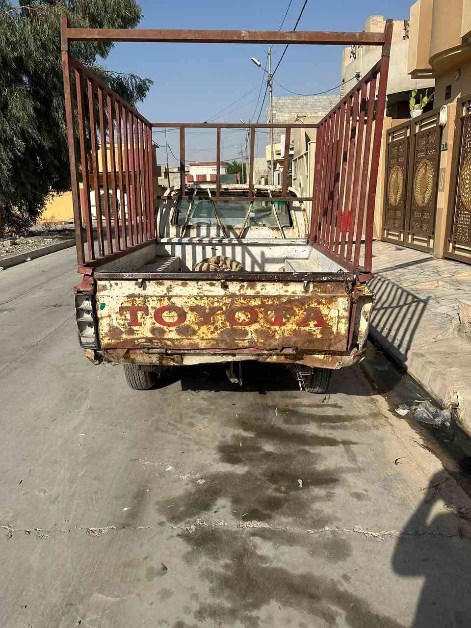 السلام عليكم بيك اب ١٩٨٠ للبيع  سنوية ساقطة لوحة الرقم الخلفية ضايعة من اشتريتو صاحبها الشرعي موجود سيارة شغالة وكلشي مابيها بس اني ابيع فحم لان مالي بدوخة الشروط السعر ١٥ وبيها مجال للشراي عنوان السيارة يارمجة الشرقية وهذا رقم التلفون ***********
