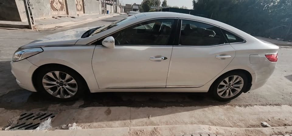 **للبيع هونداي ازيرا خليجي فول

✅ موديل:2012
✅ اللون:ابيض
✅ المحرك:3000 v6
✅ الكير:اوتوماتيك
✅ الممشى:274
✅الرقم:بغداد

**المواصفات:**
📍كشنات جلد
📍بانوراما
📍تحكمات كشن كهرباء
📍شاشه
📍حساسات

* المكينة والگير بحالة ممتازة، كفالة عامة، بدون تبخير أو تنقيص أو أي مشاكل.
* جميع الكهربائيات تعمل بشكل طبيعي.
* الضرر :موضح بلسونار

ســعــر ✅ :: 108 وبيه مجال قليل

📍 **الموقع:** كربلاء
📞 **للاستفسار:*************
