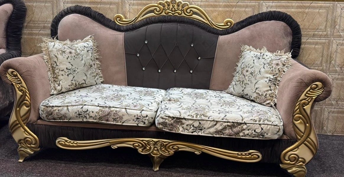 تخم  ملكي مرتب وانيق مستعمل نظيف عشر مقاعد ب٨٥٠ وبي مجال