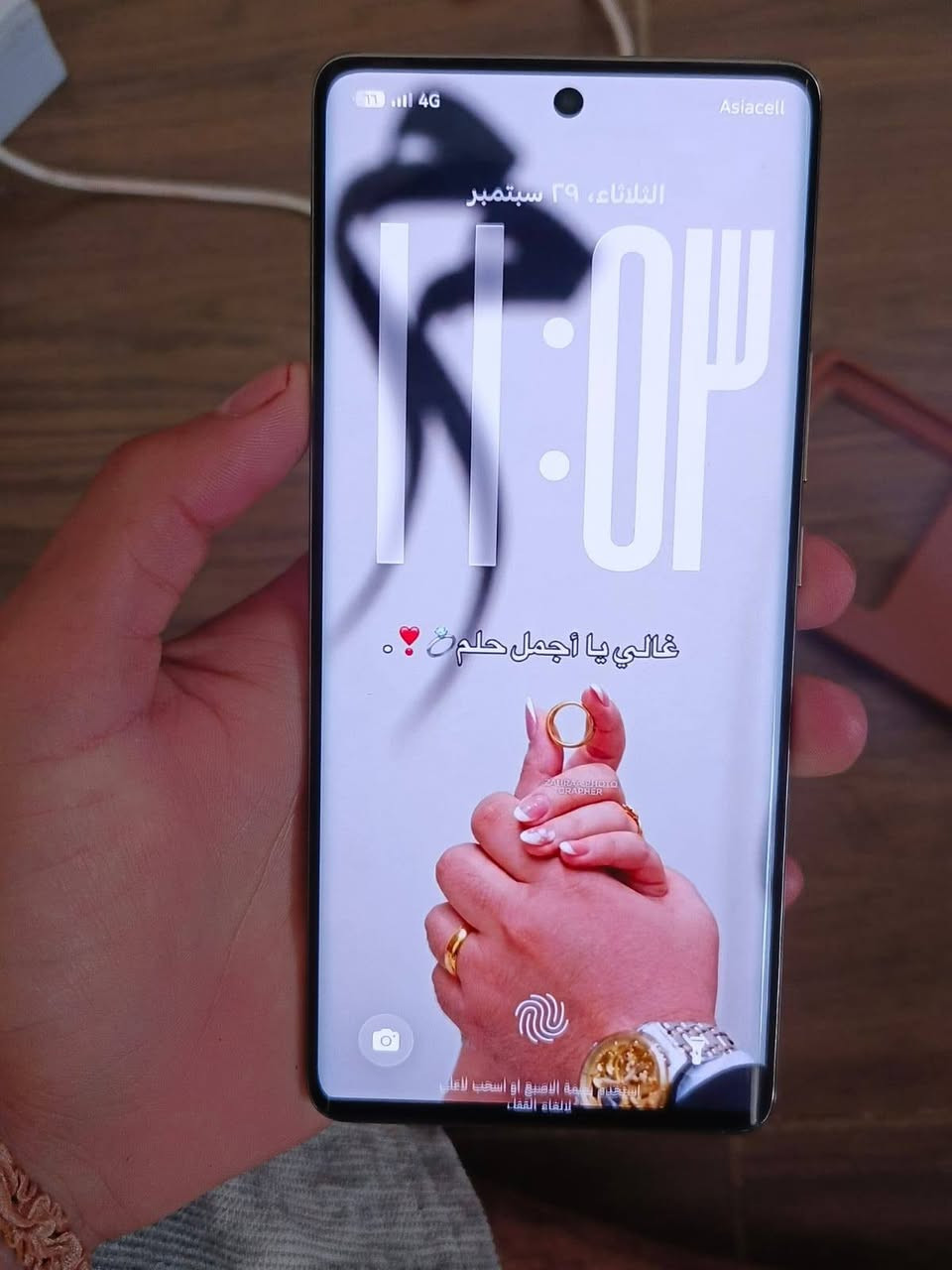 سلام عليكم نوت 40 برو للبيع او مراوس بايفون11 فقط  ذاكرة 256 اشاشه امولد منحنيه120
هرتز بدون ملحقات فقط ضهر مكسور سعر200 قفل قفل مكاني ديالى شهربان المقدادية *********** اتصل او واتساب

نص مكتوب في الصور:
- Asiacell
- الثلاثاء، ٢٩ سبتمبر
- غالي يا أجمل حلم 💍❤
- استخدم بصمة الإصبع أو اسحب للأعلى لإلغاء القفل