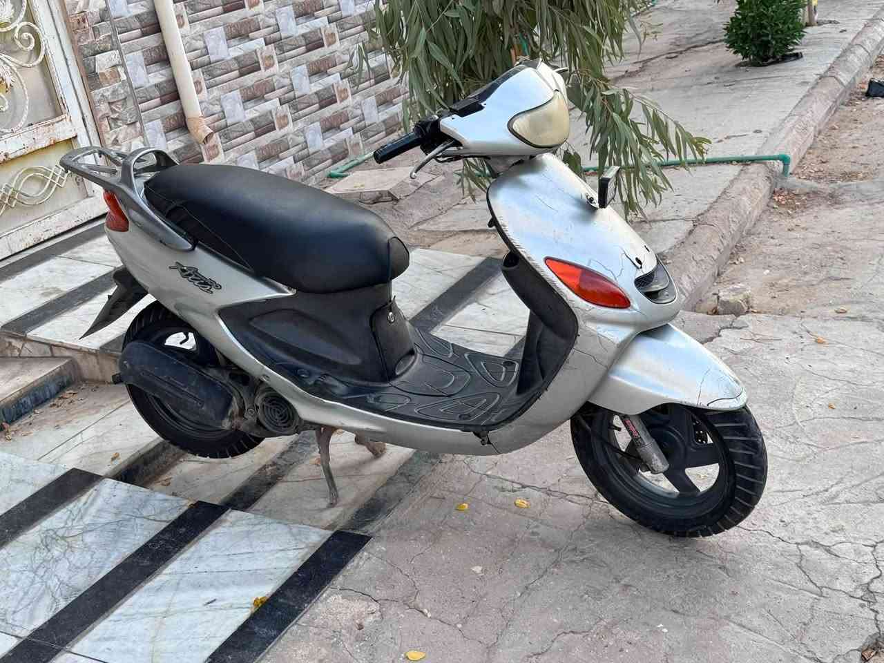 سلام عليكم
اكزز للبيع 
دراجه جاهزى سلف هندر عداد بانزين
عداد كيلو متر كله شغال كهربائيات كله شغاله 
مكان ناصريه مركز --حي العسكري 
***********
السعر     ٦٠٠   وبيها مجال قليل

