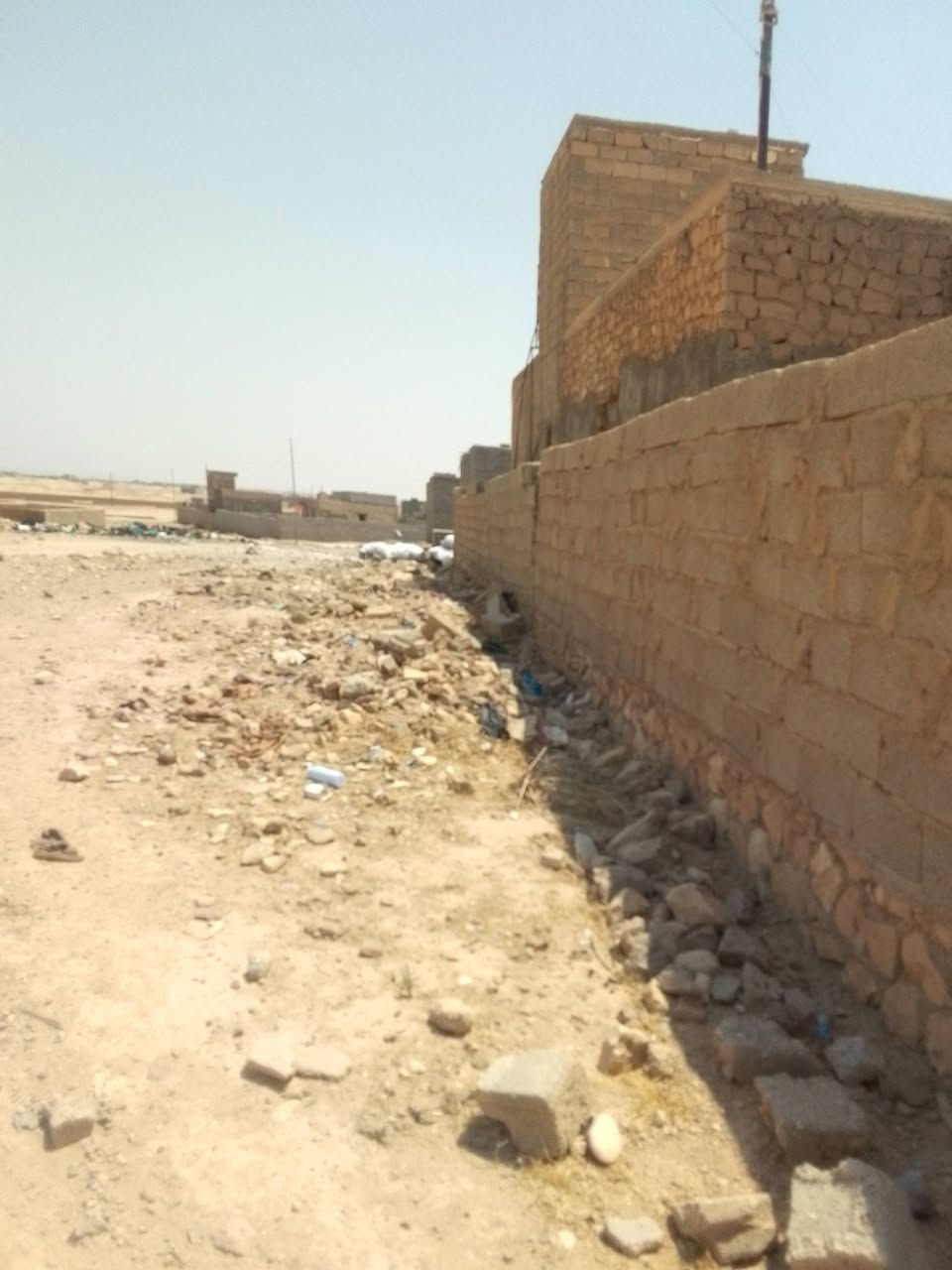 السلام عليكم اخوان يوجد بيت للبيع حي الامين المساحه مالته 500 متر بغرفه دايسه شويه مي وكهرباء موجودات مولد موجود بالبيت ركن على شارع 8 امتار والثاني 6 امتار وقريب الديوان الجغايفه ***********
