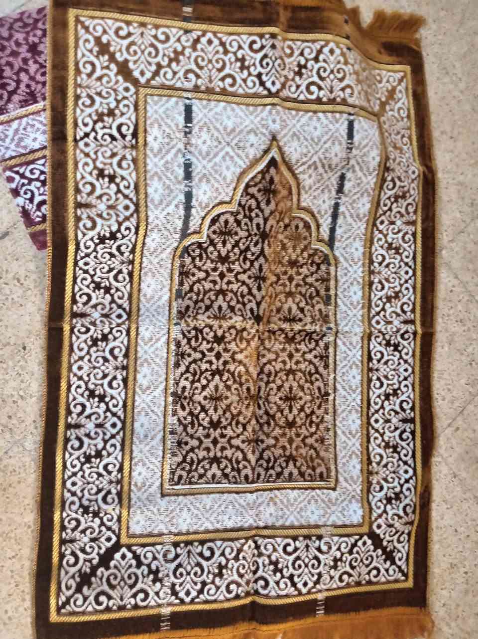 سجادات تركي ٥٠٠ غرام الوان متعدده خيط درجه اولى جمله مفراد تواصل ***********
سعر درزن ٢٠.٥٠٠
