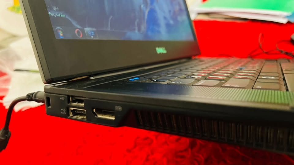 مرحبا حاسبة DELL للبيع         100 فقط
سعرها 100 الف  وبيها مجاال نضافتها حلوة وشاشتها چبيرة 

موصفاتها مصورها خليتها بلمنشور 
عوزها فقط بطارية بـ 25 الف

رقمي *********** فقط واتساب 💚
