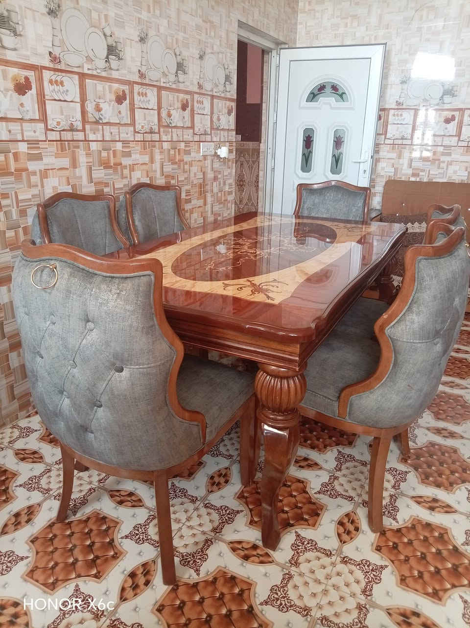 للبيع ميز مع كراسي ٦ ب ٦١٠ الف وبي مجال للاستفسار الأتصال ***********

نص مكتوب في الصور:
- HONOR X6c