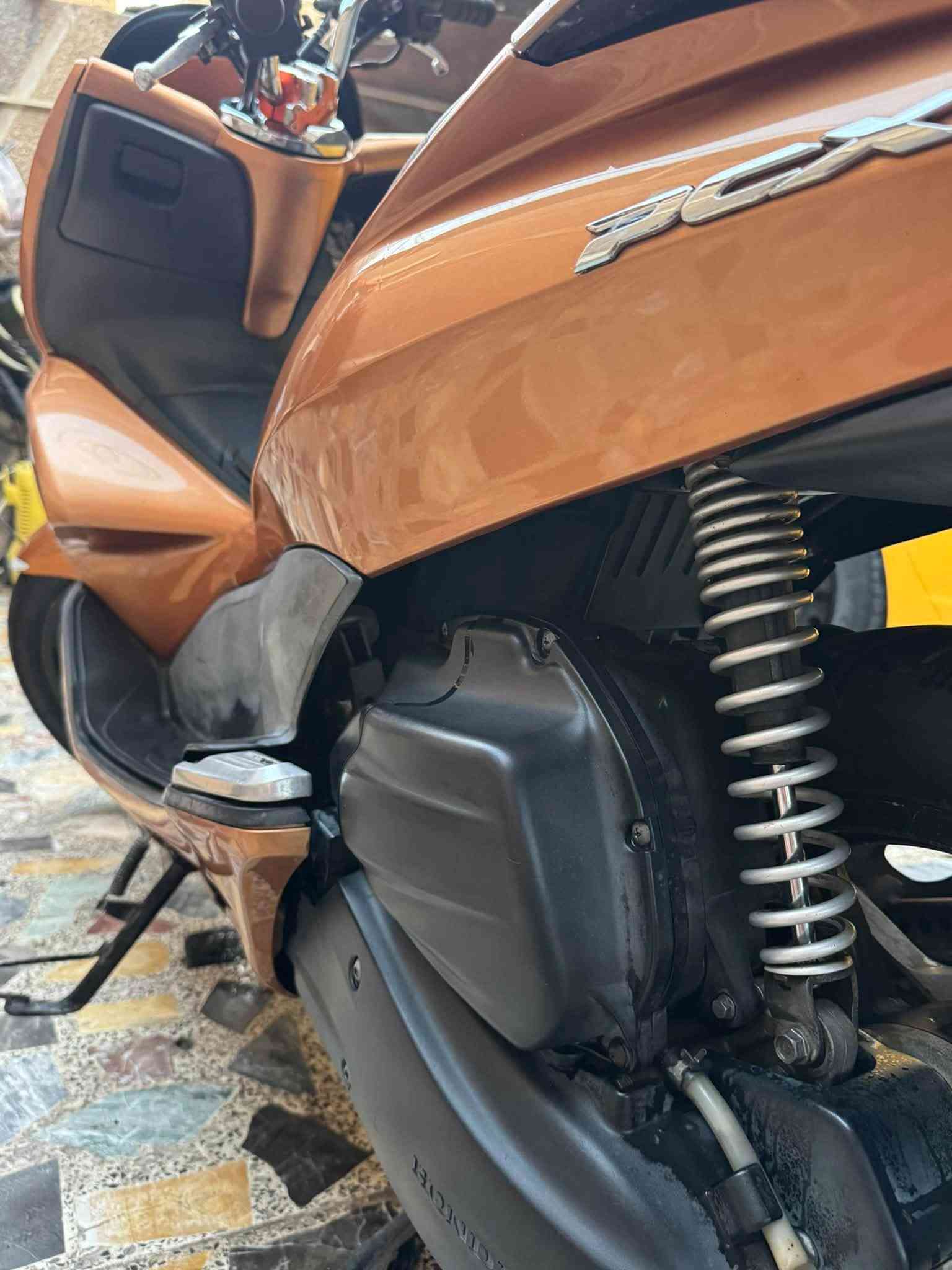 السلام عليكم شباب
Pcx
جيل أول دراجه جديده بمعنه الكلمه لون مميز ماشيه 14الف 
مكاني بغداد 
***********
