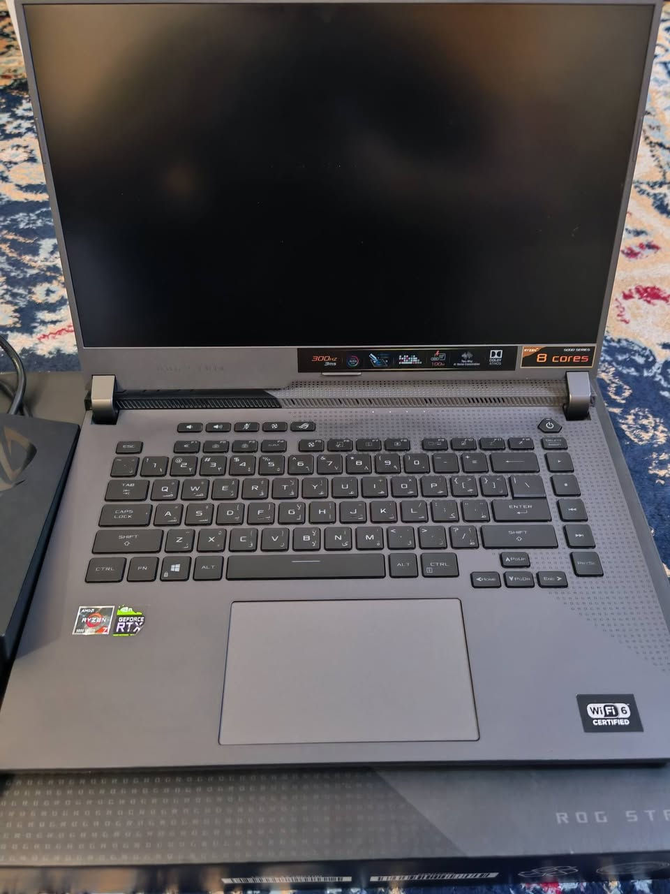 للبيع لابتوب كيمنك ايسوس روج سترايكس ج15 وكالة خليجي اصلي
ASUS ROG Strix G15 (G513QR) Middle East

بحالة ممتازة (استخدام قليل ونظيف جداً) مع كافة ملحقاته الأصلية والكرتونة الكاملة.

المواصفات:
المعالج (CPU): 
AMD Ryzen 7 5800H 
(8 أنوية / 16 ثردز أداء قوي جداً).

كارت الشاشة (GPU): 
NVIDIA GeForce RTX 3070 
بسعة 8GB VRAM وكامل سحب للطاقة 130+ واط (يقبل تشغيل أحدث الألعاب والبرامج الثقيلة بأعلى إعدادات).

الذاكرة العشوائية (RAM): 
16GB DDR4 (8GB x 2) 3200 MT/s.

التخزين (SSD): 
1TB M.2 NVMe PCIe High-Speed SSD.

الشاشة (Display): 15.6 بوصة FHD بتردد عالي 300 هرتز وزوايا رؤية واسعة (WV).

البطارية: 4Cell اربع خلايا بسعة عملاقة 90Wh تدوم لساعات عمل أطول.

الكيبورد: عربي/إنكليزي مدمج أصلي من المصنع.

الاتصال والمنافذ: 
Wi-Fi 6 + Bluetooth، 
منافذ 
USB 3.2 Type-A (x3)، 
منفذ 
USB 3.2 Type-C،
و
HDMI 2.0b
يدعم ربط شاشة خارجية مباشر مع كارت الشاشة بأستخدام Type-C. 
وشاحن كيبل أصلية نوع الشرق الاوسط/بريطاني
(Middle East/UK).

الأداء واستخدامات الجهاز:

الألعاب (Gaming): يشغل جميع ألعاب الـ AAA (مثل Cyberpunk, COD Warzone, Red Dead 2, GTA V) على أعلى دقة وقوة فريمات عالية بفضل كارت RTX 3070 المعزز بالذكاء الاصطناعي وتقنية DLSS وRay Tracing.

العمل الاحترافي (Workstation): ممتاز جداً لصناع المحتوى، المونتاج وتحرير الفيديو (Premier / DaVinci)، التصميم المعماري وثلاثي الأبعاد (Autocad, Blender, 3ds Max)، والبرمجة.

المرفقات وحالة الجهاز:
الحالة: نظيف جداً خالي من العيوب، يعمل بكفاءة 100%.

الملحقات: الشاحن الأصلي + كيبل + الكرتونة الأصلية يعني كافة الملحقات ويا.

السعر: 1,600,000 / واحد مليون و600 الف دينار.

المكان: بغداد الغدير ويوجد توصيل بغداد مجانا والمحافظات 10 الف.

للتواصل الخاص او الهاتف: ***********
