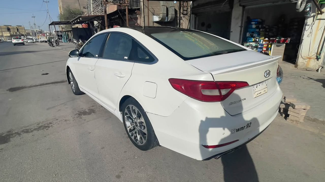 سوناتا 2016 خليجي مكينتها 2400 دوش
السياره مكينة وكير وحدادية كلها خير من الله 
رقمها بغداد بأسمي مداور ثاني يوم 
الضرر بيها بارد وصبغ جهة السايق ابيع صفحة كامله وقبق 
الجنطة صبغ 
السعر 98$ وبيها مجال 
الاستفسار ***********
