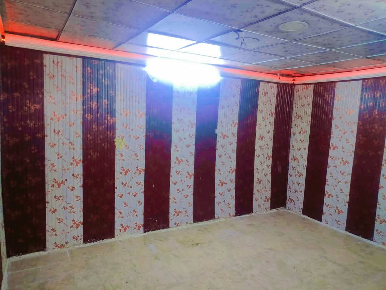 السلام عليكم .... الايجار الايجار ،،،
بيت طابق الارضي ركن على شارعين  للايجار . موقعه بدايه شارع المعهد  مقابيل متنزه الزعفرانيه  قريب على السوق والمستشفى .
يحتوي ع غرفتين واستقبال ٥ *٧
وهول ومطبخ منفصل  وحديقه وكراج  لوقوف السياره  وحمام وتواليت خارجي ومخرجين 
كهرباء معزوله 
البيت كامل مجرد نقل الاثاث للبيت وبسعر مناسب  الاتصال فقط 
ع الرقم  ***********
صور ومقطع فيديو للبيت .
