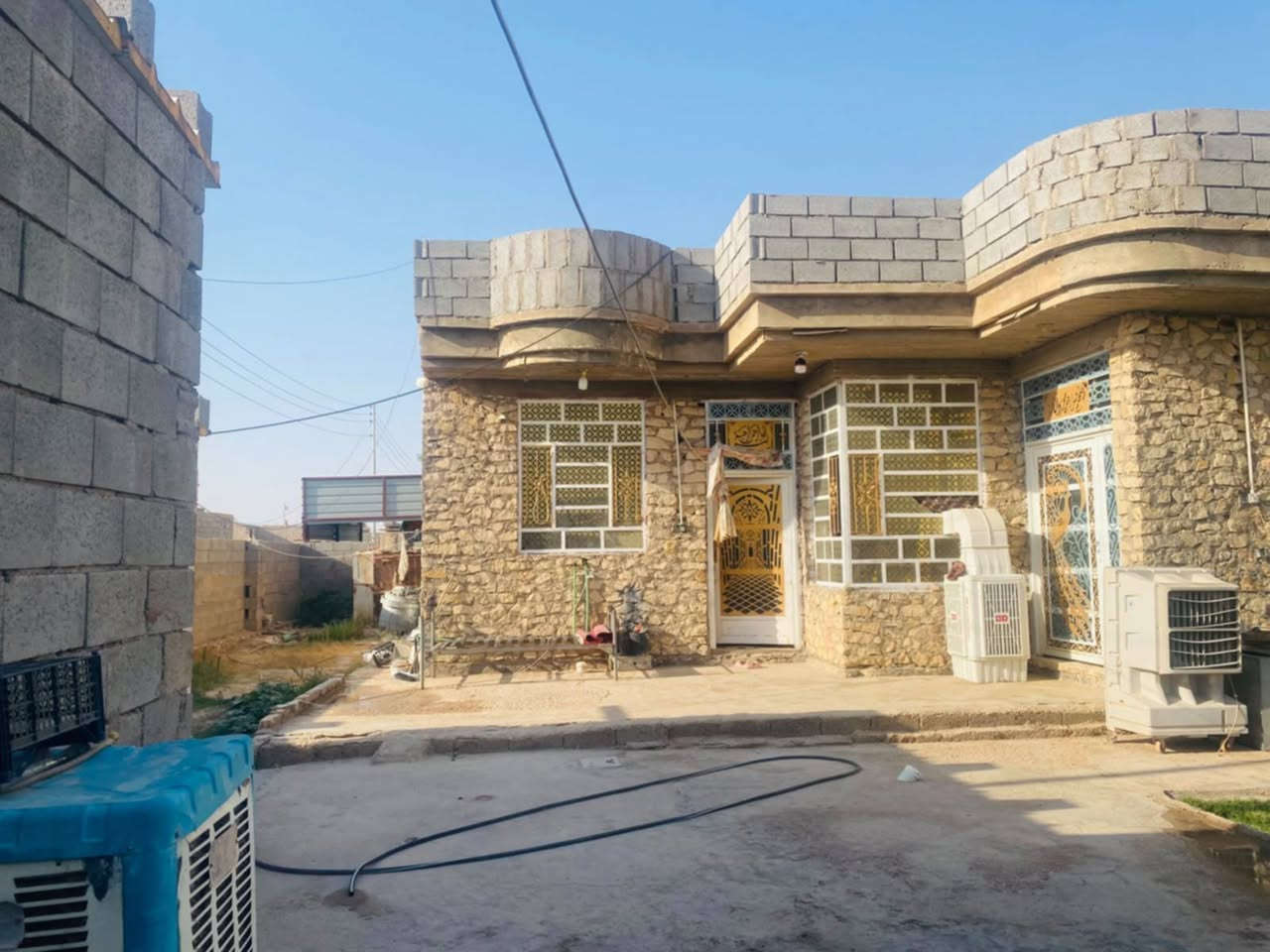 بيت للبيع حديثه  عل حولي بتجاه السد مقابيل الرفاعي  بناء جديد عام ٢٣ وبيه معامله بالبلديه ضمن قرار تمليك 
كامل من داخل وسياج فقط يحتاج لبخ خارجي 
مطبخ صغير خارجي ومحل مساحته تقريبا ٥٠٠ ركن  
السعر ٤٥ وبيه مجال للطيبين 
***********
***********
