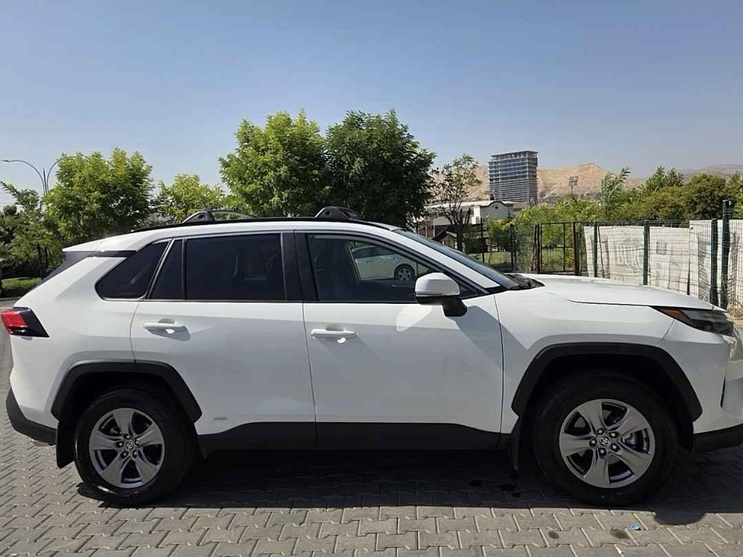 إعلان بيع سيارة تويوتا راف فور
​النوع والموديل: تويوتا راف فور (RAV4)، موديل 2025.
​الفئة: XLE هايبرد (HEV).
​اللون الخارجي: أبيض.
​العداد (الممشى): 26,278 كيلومتر.
​اللوحات المرورية: تحمل لوحات محافظة دهوك (24) مرقمة وجاهزة.
​استهلاك الوقود: اقتصادية جداً بفضل نظام الهايبرد، بمتوسط استهلاك مسجل يبلغ 6.3 لتر لكل 100 كيلومتر.
​المواصفات الداخلية والتقنية:
​شاشة وسطية حديثة تعمل باللمس تدعم نظام (Drive Connect).
​شاشة عدادات رقمية تعرض معلومات تفصيلية لنظام القيادة الهجين (ECO, CHG, PWR).
​المواصفات الخارجية:
​مزودة بسكك سقف علوية (Roof rails).
​عجلات ألمنيوم (جنوط) خماسية الأضلاع.
​الملحقات الإضافية: تأتي السيارة مع كتيبات الضمان ودليل المالك الأصلية لعام 2025، بالإضافة إلى حصيرة مطاطية لحماية أرضية الصندوق الخلفي.
​السعر: 28,000 دولار (280 ورقة).
​للتواصل والاستفسار: *********** دهوك, العراق
