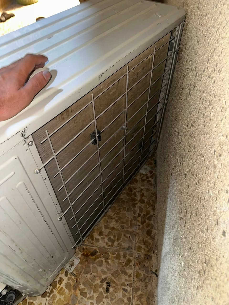 السلام عليكم سبلت توست 2طن بيه ليك بل الداخليه اما الخارجيه أخت الكارتونه  يوجد ويا بوري فقط وبنسبه إلى الغاز بيه نص التواصل ***********وتساب
