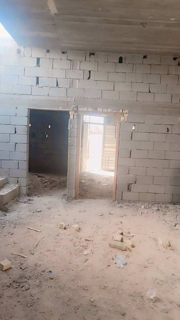 ياالله السلام عليكم هيكل مساحه (170)متر
طابوصرف زراعي واجهة البيت 8وربع والنزال 20ونص سند(23)الموقع الجزيرة الفيروزية بعد الجسر الثاني شارع موسى الكاظم يحتوي على غرفتين 5X4 وصاله 6X6 مطبخ 4X4 استقبال 5X4 حمام 180X220ابواب الحديد كامله مع الهيكل 
بناء شخصي خدمات كامله ماي كهرباء الشارع المقابيله عرض 8 متر كدامه نهر مسيج ماكو كدامه بيوت .للبيع .للتواصل ***********
