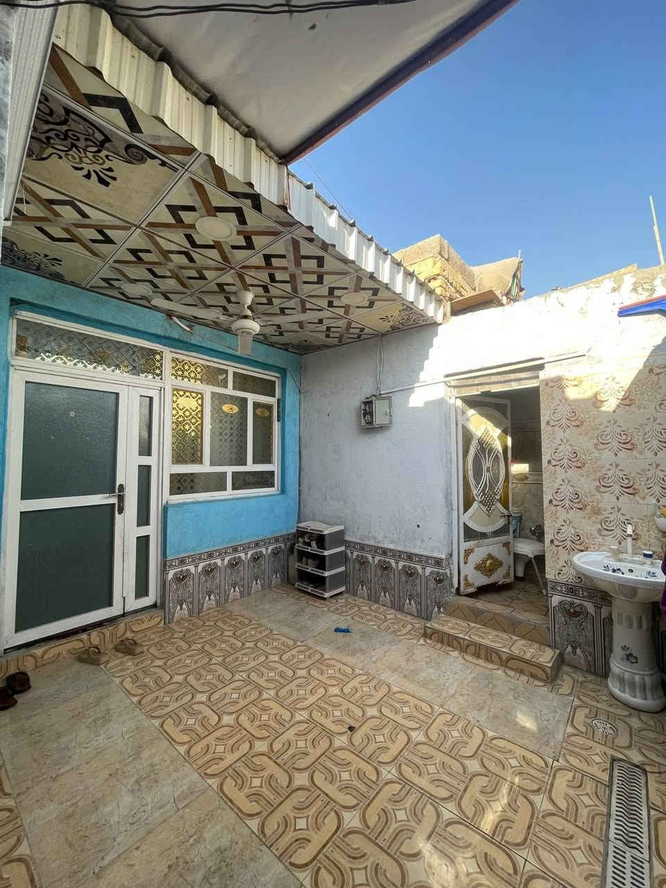 بيت مساحه 100متر قريب على عشارع العام بسبل الاول البوابه الفرع لي ع ايدك اليسره وجهيته شارع الكرمه بعد عنه ست امتار كافت الخدمات طارمه 3×3
ونص دوانيه 5×3صاله 6×3 غرفه ٥×٣وغرفه 4ونص ×3مطبخ 3×3ونص /حمام لداخلي ١٥٠×١٥٠حمام خارجي ١٥٠×١٣٠ سعره ٣٧ الاستفسار الانتصال على الرقم ***********
