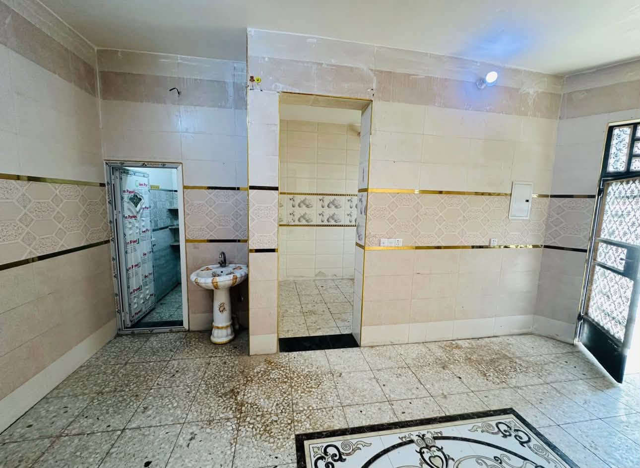 سلام عليكم بيت 🏠 الاجار الاجار فقط
السعر الاجار ٥٥٠ الف دينار عراقي 
العنوان بغداد البلديات صحفيين بين الضباط وصحفيين مقابيلك تشجير خير من الله عندك تريله عندك سياره جبيره 
البيت صفر 0️⃣ فارغ جديد بناء 🔨 
يحتوي علا 2 غرف نوم صاله مطبخ حمامات ٢ داخل وخارج كراج سياره 
‏***********
اني صاحب العقار ليسا دلال
سعر الاجار ٥٥٠
