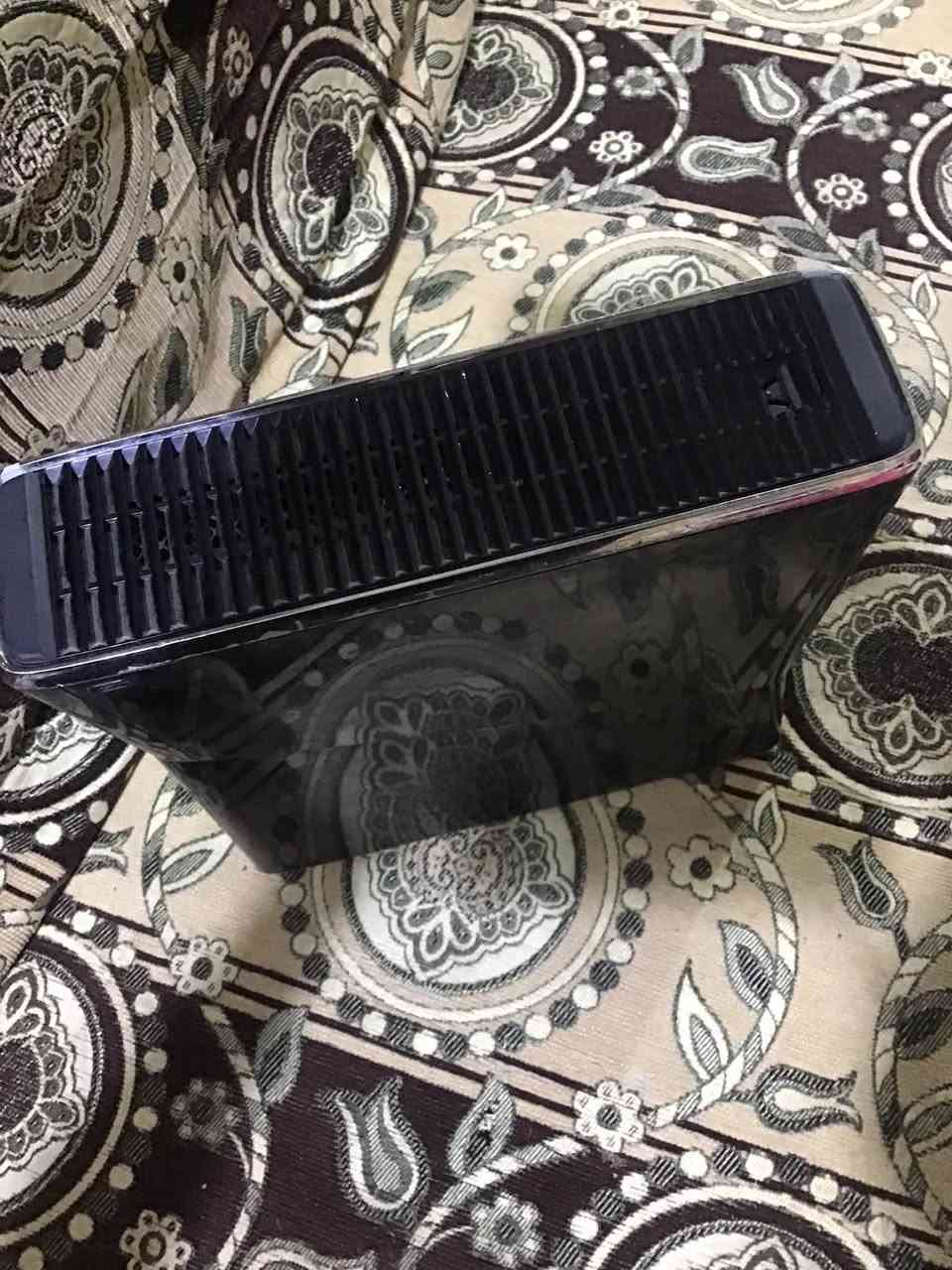 اكس بوكس 360 سلم    XBOX 360 Slim.  بي العاب جي تي اي فايف. وهواي العاب وكلشي ويا يدتين بس يحتاج  تبدلهن او تصلحهن 
مكاني بصرة حيانية اول لاين 
السعر 110 
***********
