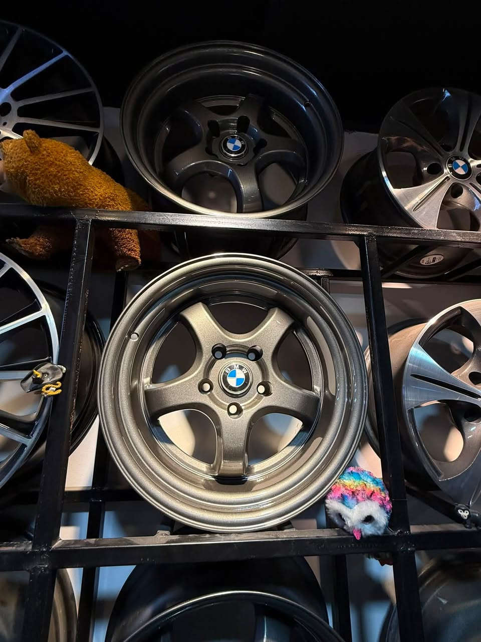 ويل كب بي ام (BMW) تو سايز - حجم 17 💥
المواصفات: دبل شفة، نظيف جداً ومكفول من العواج.
 الملاحظات: مصلح خلفي فقط وشغله مكفول ومضبوط 100%.
 البيع: بيع أو مراوس حسب الطلب.
 التوصيل: متوفر لكافة محافظات العراق 🇮🇶.
💰 السعر: 400 ألف
📞 للتواصل والواتساب: ***********
📍 العنوان: بغداد - حي العامل - شارع 7 نيسان
