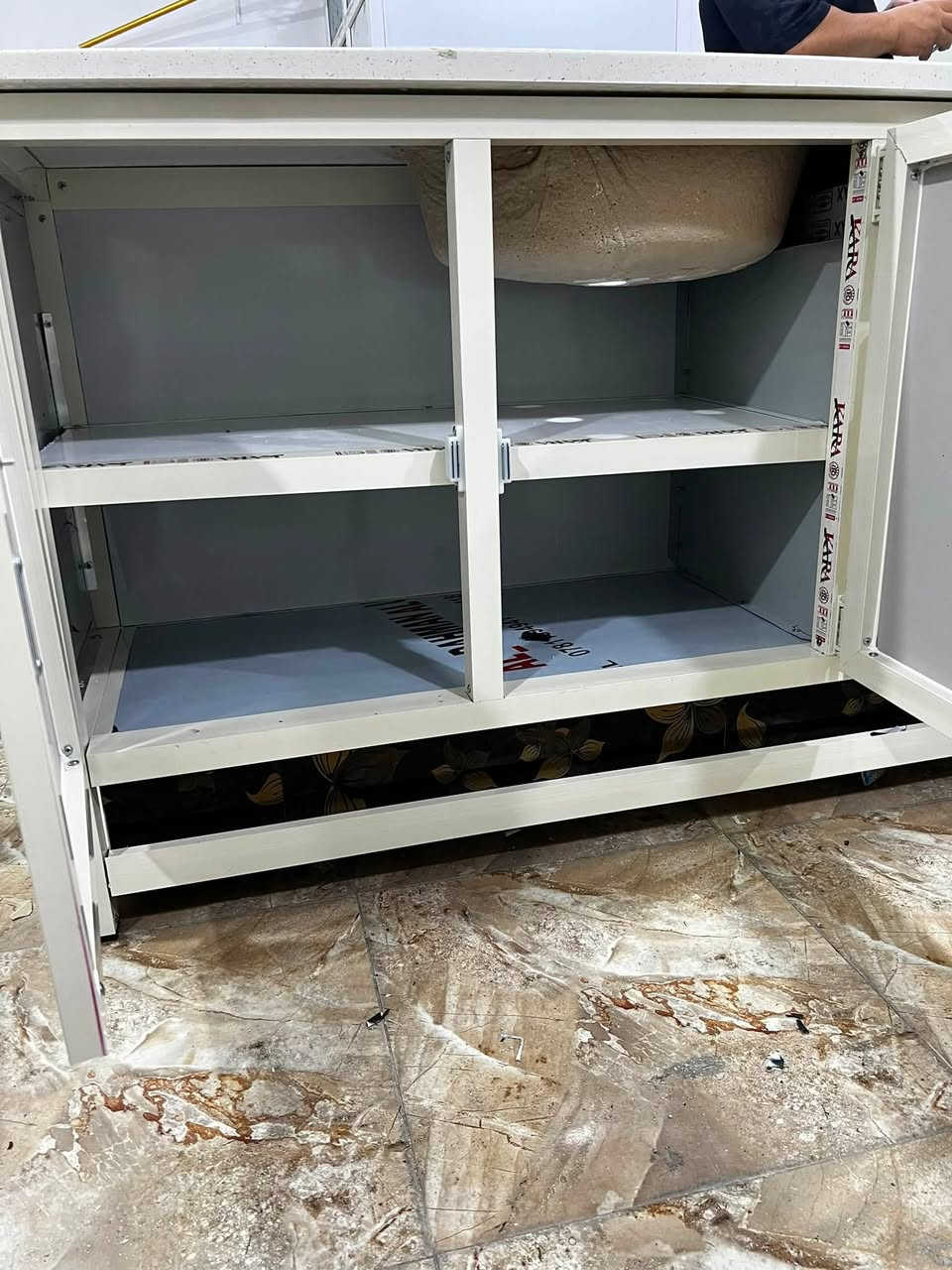 إعلان  حملة تحطيم الاسعار  
سنك140 الف  
متر ونص فوللل حطاطه. شغل درجه اوله ضمان 
ضهر بليت.  
رف بنل. ارضي يوفي مع بنل.    ***********
