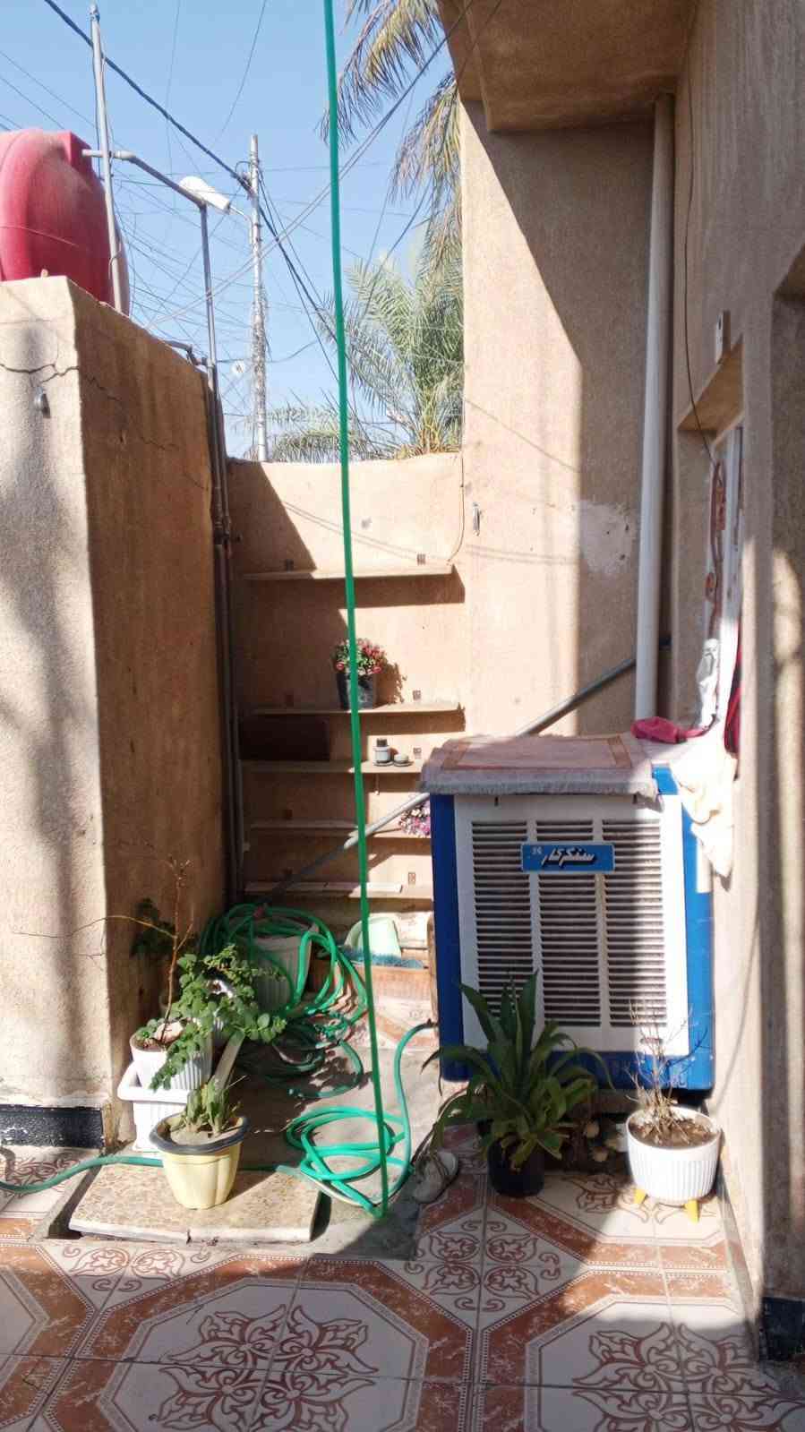 بيت مساحته 100م في الشهداء الاولى المربع الذهبي قرب مركز الشرطه طابقين الأول متكون من غرفه محولينها مطبخ وهول واستقبال ومطبخ زغير وصحيات داخليه وخارجيه والطابق الثاني متكون من غرفتين وصاله والطابق الثالث بيتونه وستاره وسطح بناء سنة 2011 صاير على ساحه خضراء  مرتب وما ناقصه اي شي بقية التفاصيل يم ملاحظه  يرهم. بيع أو مرواس بيت بالشهدا او الدبيه
الاستفسار الاتصال
***********
