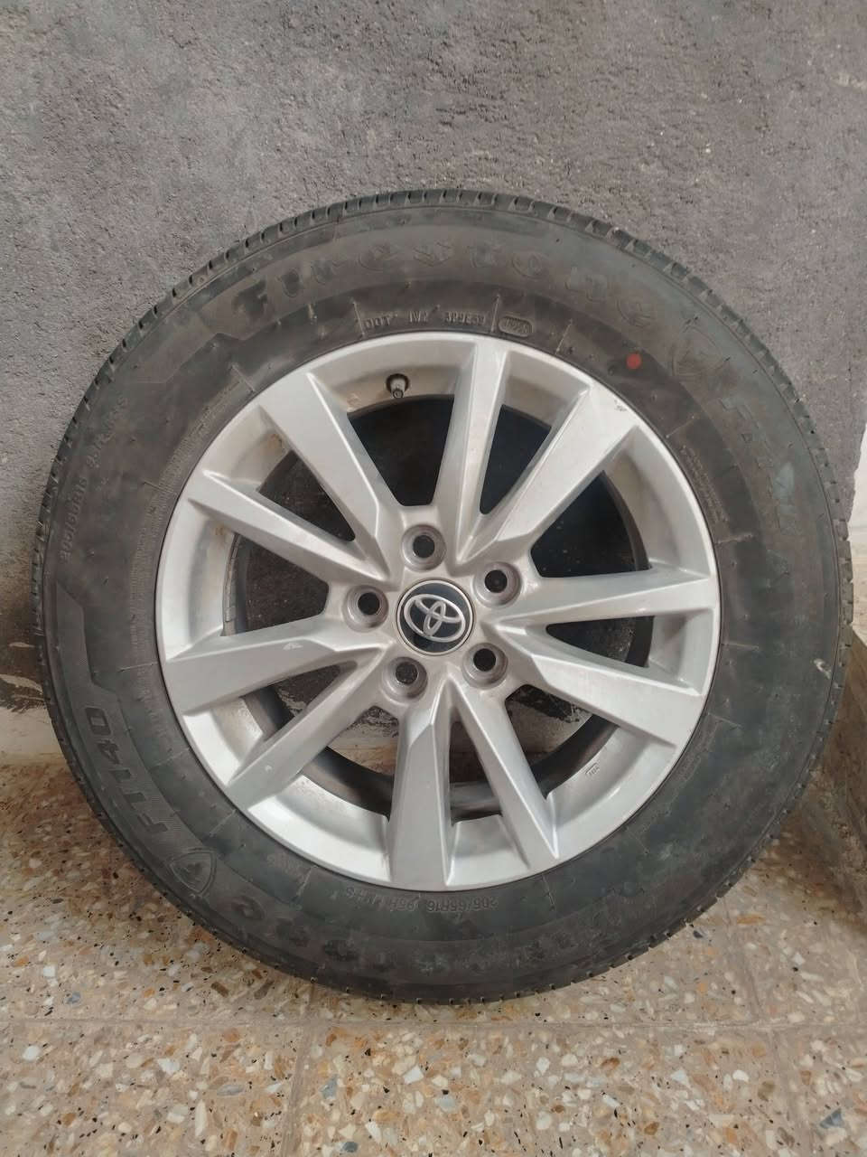 السلام عليكم تاير للبيع 205/65R16 95H M+S ويا جك ويل سبانه واليده مالته نضافته 99% الاتصال على الرقم الهاتف ***********
