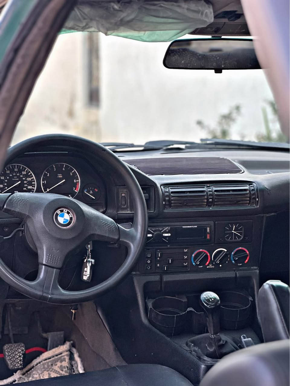 تاقانةي جواني 
BMW 525 i
موديل 1991
پيش گةورة
كوبون بةنزين
مةكينةي ٥٢٥دةبل ديجيتال 
سلايتت
تةبريد بةفر 
كوشن جلد 
لايت ئةلقة
Abs
تاخم تايةو ويل لوك 
بةگلايت و لايت تازة
عةينةو كلاجي لوكي بو بةستراوة 
سةيارةكة بي دةعم و ليدراوة 
شوين كةركوك  سعر٥٧و مةجالي كةم 
*********** كركوك, العراق
