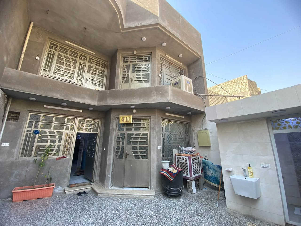 دار للبيع مساحة 150 واجهه 7.5 ونزال 20  يحتوي على استقبال ومطبخ وصالة كبيرة وغرفة نوم وصحيات ومناور ثنين الطابق الاول مرمر وسيراميك الطابق الثاني يحتوي على غرف عدد 3 وصاله وصحيات  الطابق الثالث يحتوي ع مخزن يصلح غرفه  بيت جديد بدون اي رطوبة كاشي جديد مالت الكراج طابق الثاني جديد الكاشي مالته جنس العقار طابو صرف في منطقة كفاءات العبيدي فرع مدارس بغداد الجديدة مقابل ابو مقتدى المختار  للاستفسار ***********
