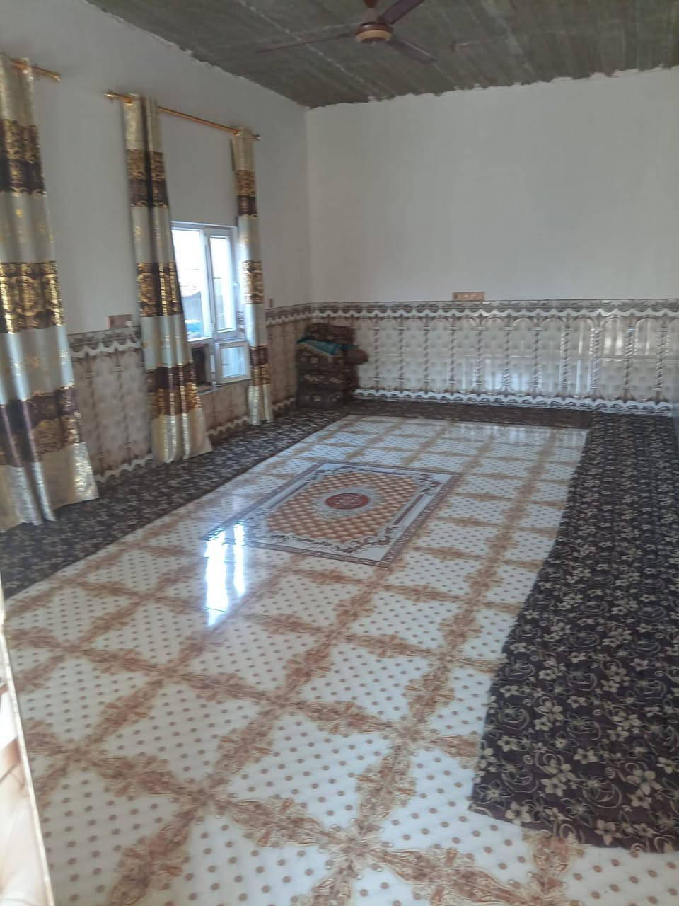 السلام عليكم دار البيع قرفتين وربعه وموزع وحمام ومساحت البيت معه البيت 300وكهرباء ومي كل فول مكان عويجيله الثانيه عرب حامد شباط  ***********سعر 36وبي مجال
