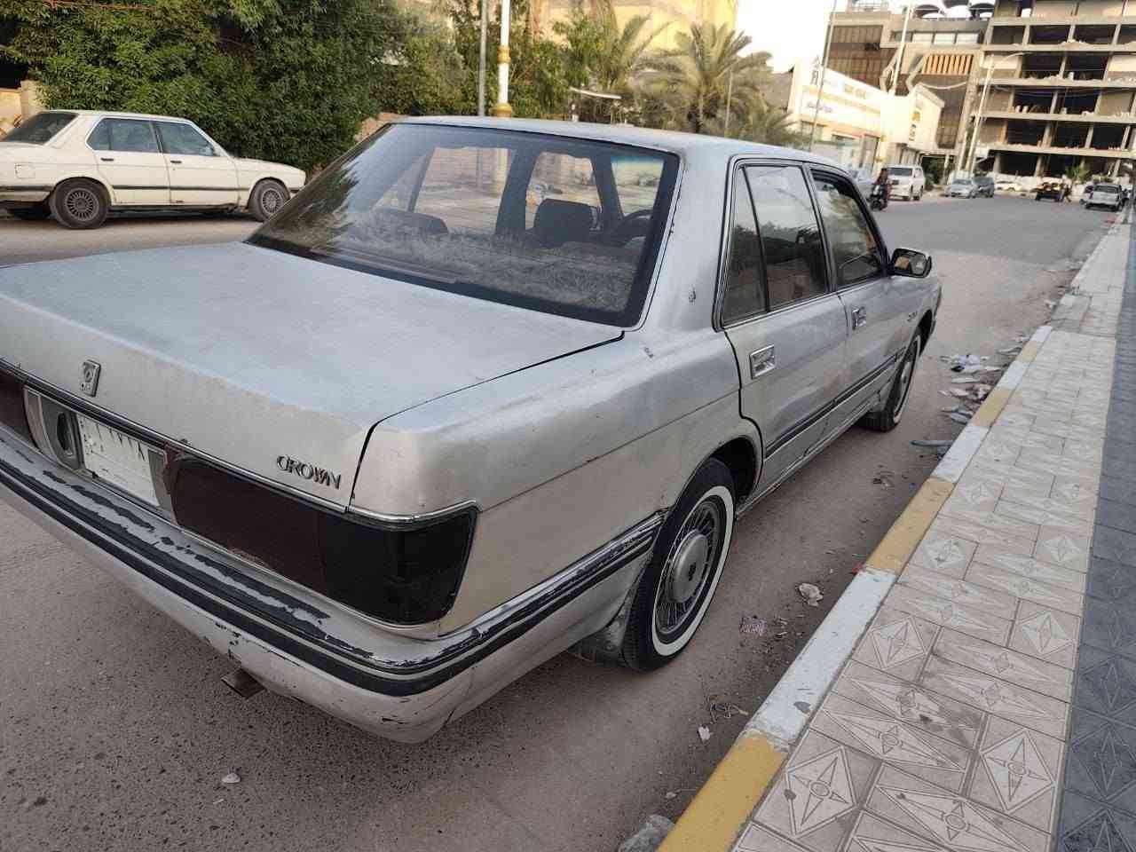 السلام عليكم 
سوبر سيدان موديل 1992 جاهزة كير ومحرك وحدادية وطخم تأثير وتبريد ثلج كهربائيات كله شغالة 
مكفولة من الضربة القوية والصبغ  العام بيه رشات صبغ بسيطه 
السعر 52$ وبيه محال بسيط مكاني سوق الشيوخ للاستفسار 
***********
