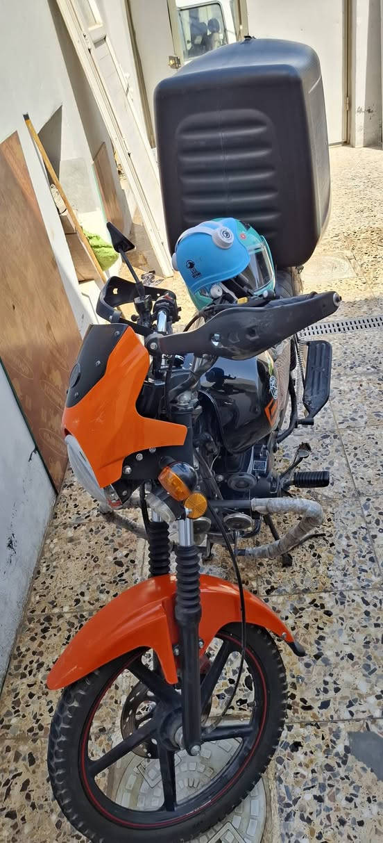 السلام عليكم شباب 
دايوان موديل 25 
مكينة 200cc 
صارلها 5 اشهر من طلعت من الوكيل 
النظافة فول ، برغي واحد ما مفتوح بالمكينة 
رقم اربيل ، وكالة بأسمي ، وكيلها علي عنجور بخان المخضر
ما ماشية اهواي 
ابيعها كامل هي والصندوق والخوذة وسماعة الخوذة 
سعرها 2400 وبيها مجال للشراي
 للأستفسار الاتصال على هذا الرقم 
*********** 
عندي بي واتساب 
بالفيس قليل اتواجد
