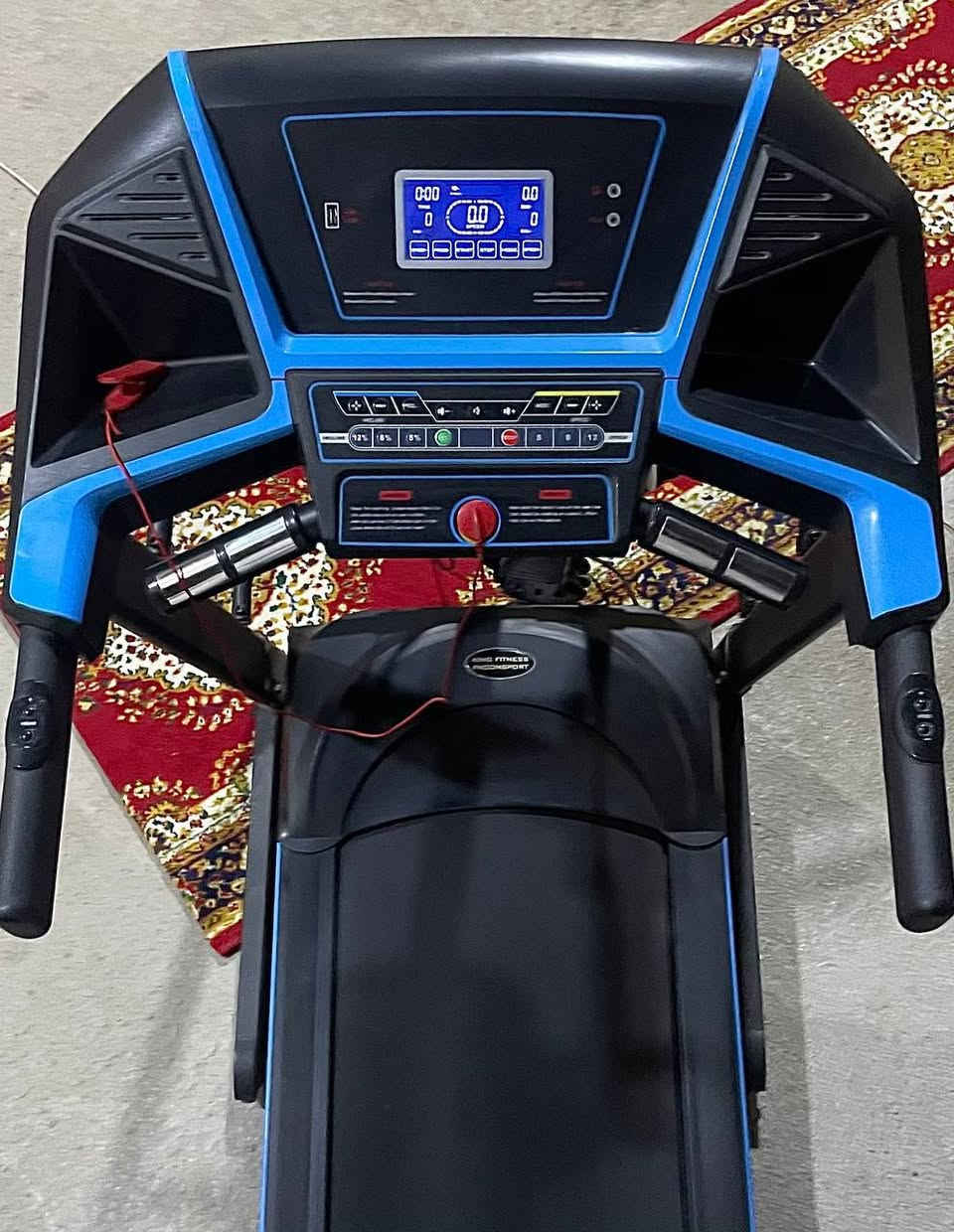هذا جهاز سير كهربائي (جهاز مشي) رياضي من ماركة KING FITNESS FNOONSPORT متعدد الوظائف للاستخدام المنزلي.
هذا جهاز سير رياضي (جهاز ركض) 
متعدد الوظائف، وإليك أبرز مميزاته:
​شاشة رقمية (LCD): تعرض السرعة، الوقت، المسافة، السعرات الحرارية، ونبضات القلب.  
​تحكم بالانحدار والسرعة (Incline & Speed): أزرار تحكم سريعة للسرعة ومستوى الانحدار في لوحة التحكم وأذرع المقابض.  
​مستشعرات نبض القلب: مقابض مجهزة بحساسات لقياس نبضات القلب.  
​جهاز تدليك وهزاز ملحق (Massager): مزود برأس هزاز مع حزام تدليك للمساعدة في تفتيت الدهون ومساج الجسم.  
​حبل أمان (Safety Key): يتضمن مفتاح الأمان الأحمر للتوقف الفوري عند الطوارئ.
يحمل عادةً وزناً أقصى يتراوح بين 120 إلى 130 كيلوغراماً
 
📌 السعر : 300 ألف وبي مجال للاستفسار خاص 
او الاتصال على رقم ***********

