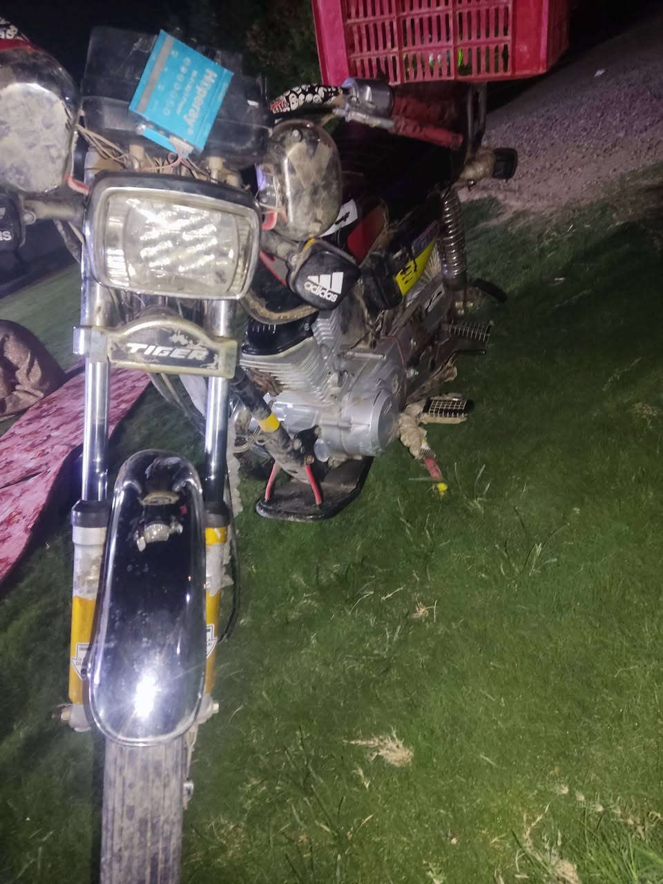 سلام عليكم تايكر موديل 20 نشاط فول محرك دمعه مابي لا صوت ولا صرف ماطور جاهز دبلاتت4 شغاله كهربائيات مثل ما واضح كله شغالة سعر 425 بي مجال قليل مكاني حاج علي رقم الهاتف ***********

