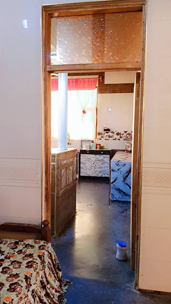 🏡 بيت للبيع - بمساحة إجمالية واسعة وموقع ممتاز 🏡
المساحة الكلية للأرض: 560متر مربع. 
مساحة البناء (البيت): 180 متر مربع.
​🔹 تفاصيل وتقسيم البيت الداخلي:
​غرف النوم: يحتوي البيت على (3) غرف نوم واسعة وبمساحات  (قياس كل غرفة 5 *5 متر).
​ أيضاً يحتوي على استقبال ضيوف بمساحة 8*5 متر
وصالة بمساحة 8*5 متر
ومطبخ بمساحة 7*5
​🔹 يحتوي أيضاً 
​حديقة أمامية: تمنح البيت إطلالة خضراء بمساحة 10 متر 
​حديقة جانبية ضخمة: بمساحة 210 متر مربع
​كراج خاص للسيارة والبيت :  بعرض 4 متر 
​السعر( 115 ) 
​العنوان/الموقع: [ تقاطع النهروان / قرية 10]
للاستفسار والتواصل/ ***********
