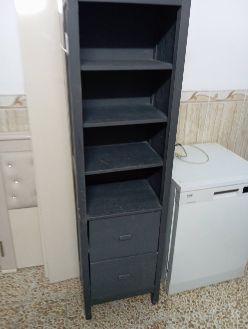 عربنة جديدة  سعرها 75 الف 
كومدي خشب عراقي اصلي 50 الف 
سرير عدد2 75 الف
***********
اربيل
